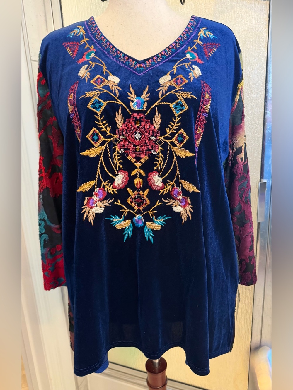 Calessa Embroidered Velvet V-Neck Long Sleeve Top Navy/Gold $30 NWT